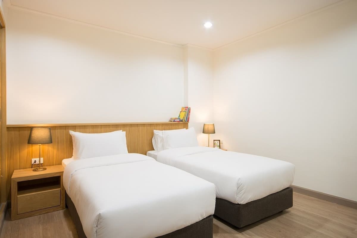 Coffre-fort, bureau, espace de travail pour ordinateurs portables