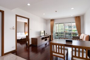 One Bedroom Suite (Resident Building) | บริเวณนั่งเล่น | ทีวีจอแอลซีดี 32 นิ้ว พร้อมช่องเคเบิล, ทีวี, ของเล่น