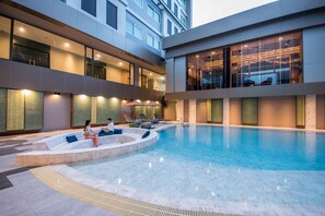 2 outdoor pools