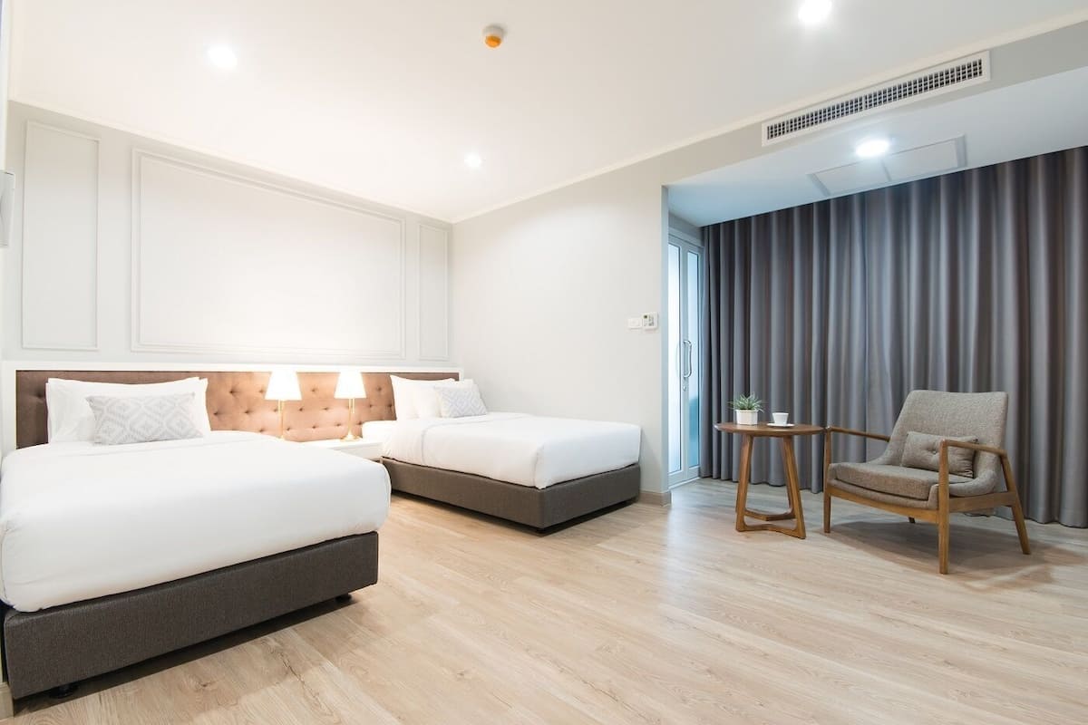 Coffre-fort, bureau, espace de travail pour ordinateurs portables