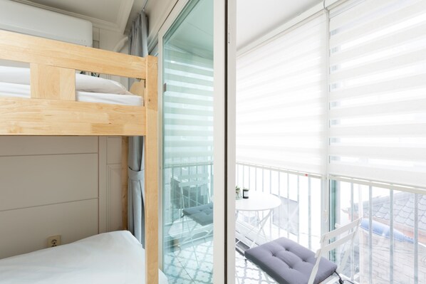 Tabla de planchar con plancha, wifi gratis y ropa de cama 