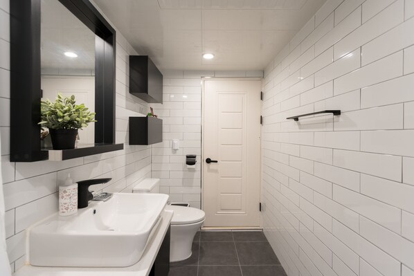 Shared bathroom - The Blossom Yeonnam Guesthouse (Seoul)