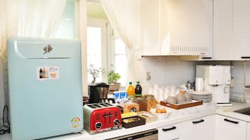 Minikøleskab, mikrobølgeovn, brødrister, køkkentøj/tallerkener/redskaber