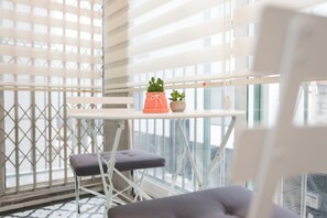 Tabla de planchar con plancha, wifi gratis y ropa de cama 