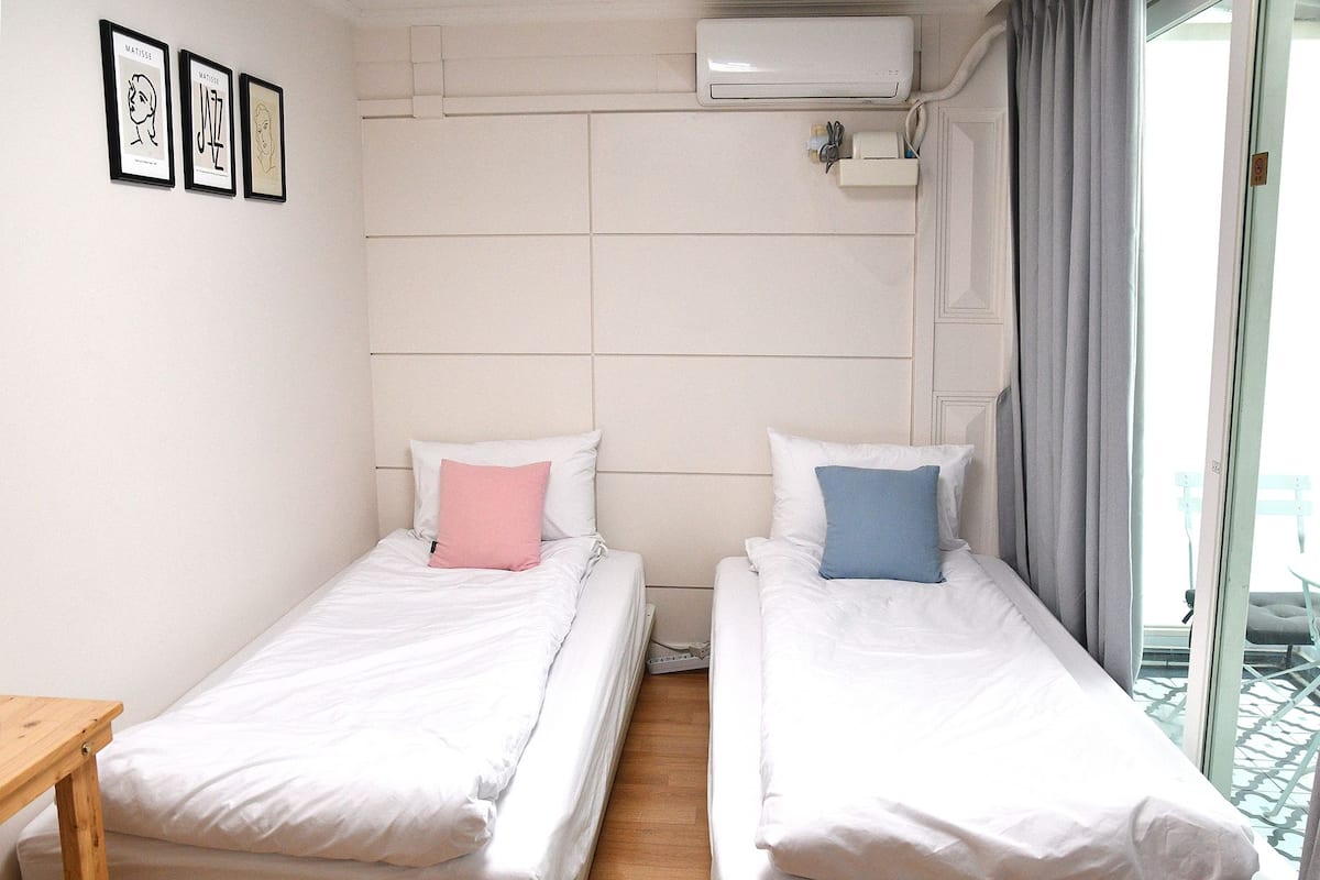 Phòng, 2 giường đơn, ban công (Shared Bathroom) | Bàn ủi/dụng cụ ủi quần áo, truy cập Internet không dây miễn phí