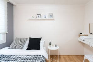Iron/ironing board, free WiFi, bed sheets - The Blossom Yeonnam Guesthouse (Seoul)