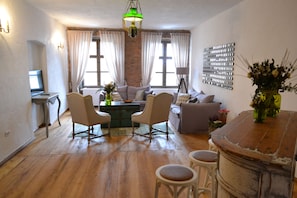 Familienapartment, 1 Schlafzimmer, Balkon | Wohnzimmer