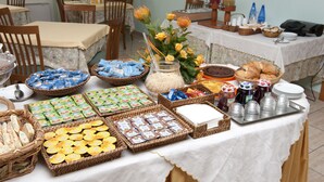 A buffet table with various food items and beverages. - Hotel Caravel (Vasto)