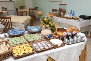 Free daily buffet breakfast