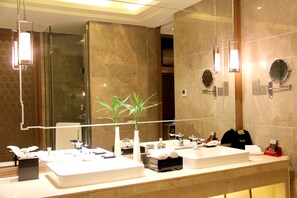 Suíte luxo, vista para a cidade | Roupas de cama premium, frigobar, cofres nos quartos, escrivaninha
