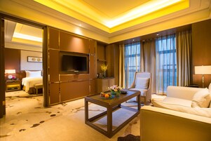 Executive Suite, City View | Premium bedding, minibar, in-room safe, desk