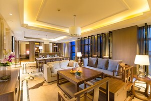 Suite Deluks, pemandangan kota | Seprai premium, minibar, brankas, dan meja kerja