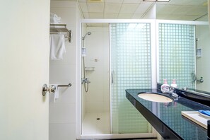 Shower, slippers, towels - LN White House Hotel (Guangzhou)