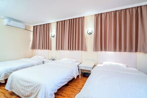 Habitación triple | Escritorio, wifi gratis y ropa de cama 