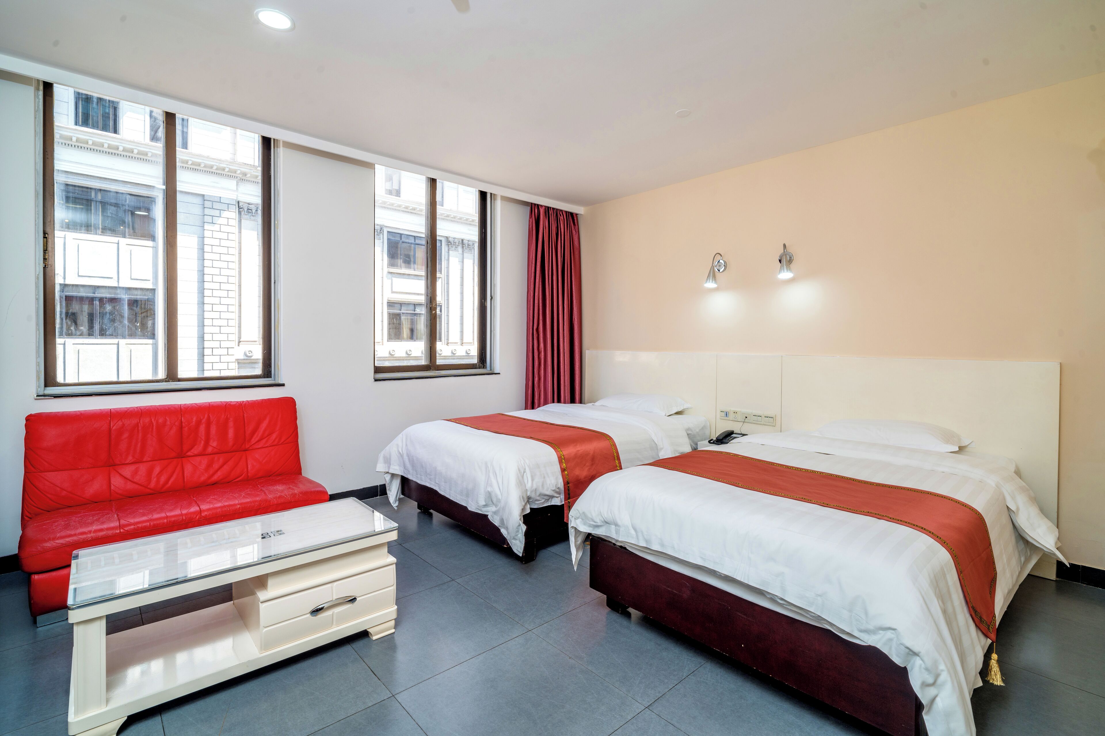 Escritorio, wifi gratis y ropa de cama 