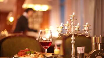 4 restaurantes, se sirven desayunos, comidas y cocina europea moderna