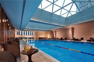 Una piscina cubierta