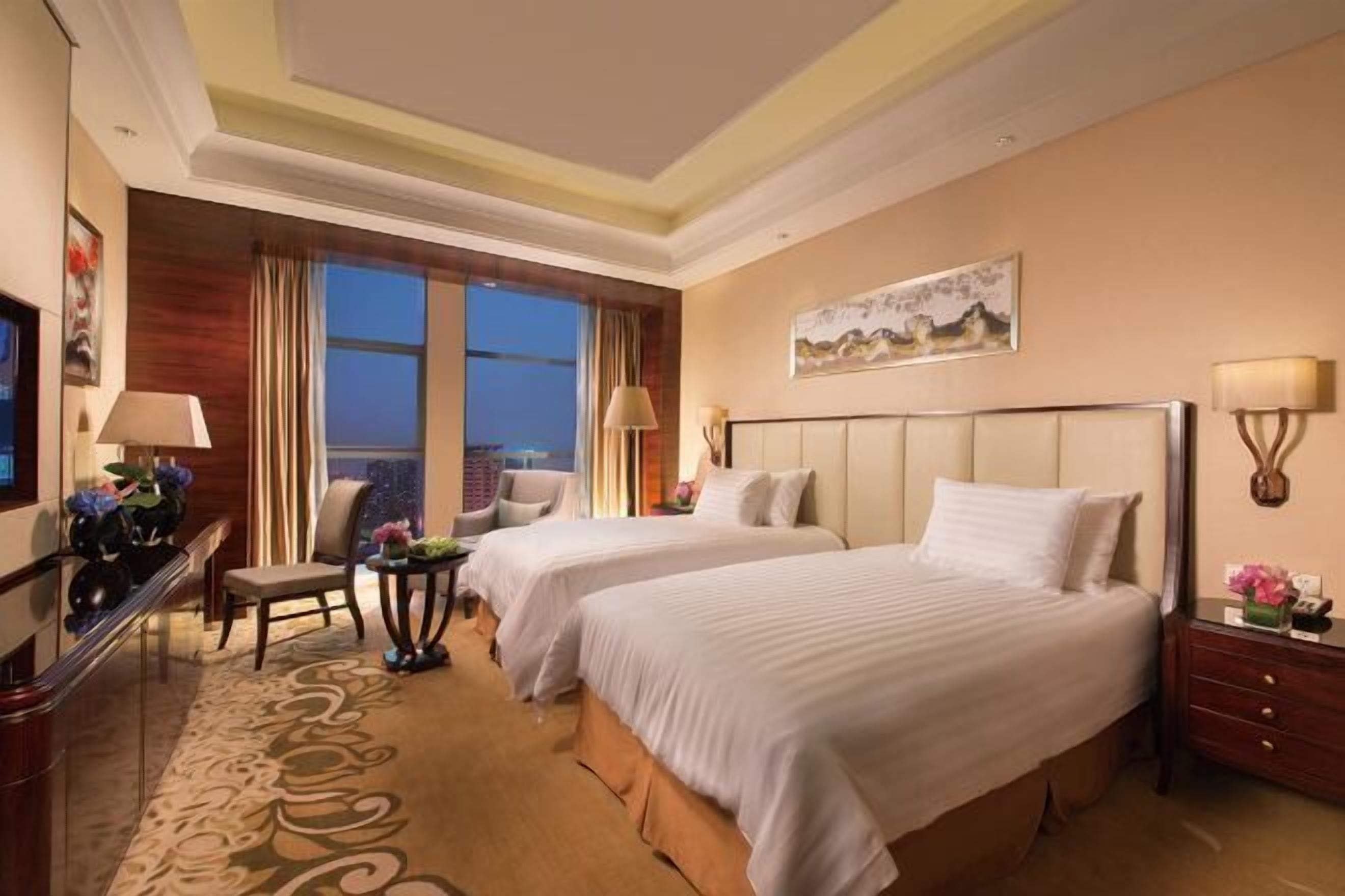 Minibar i espai de treball apte per a portàtils 