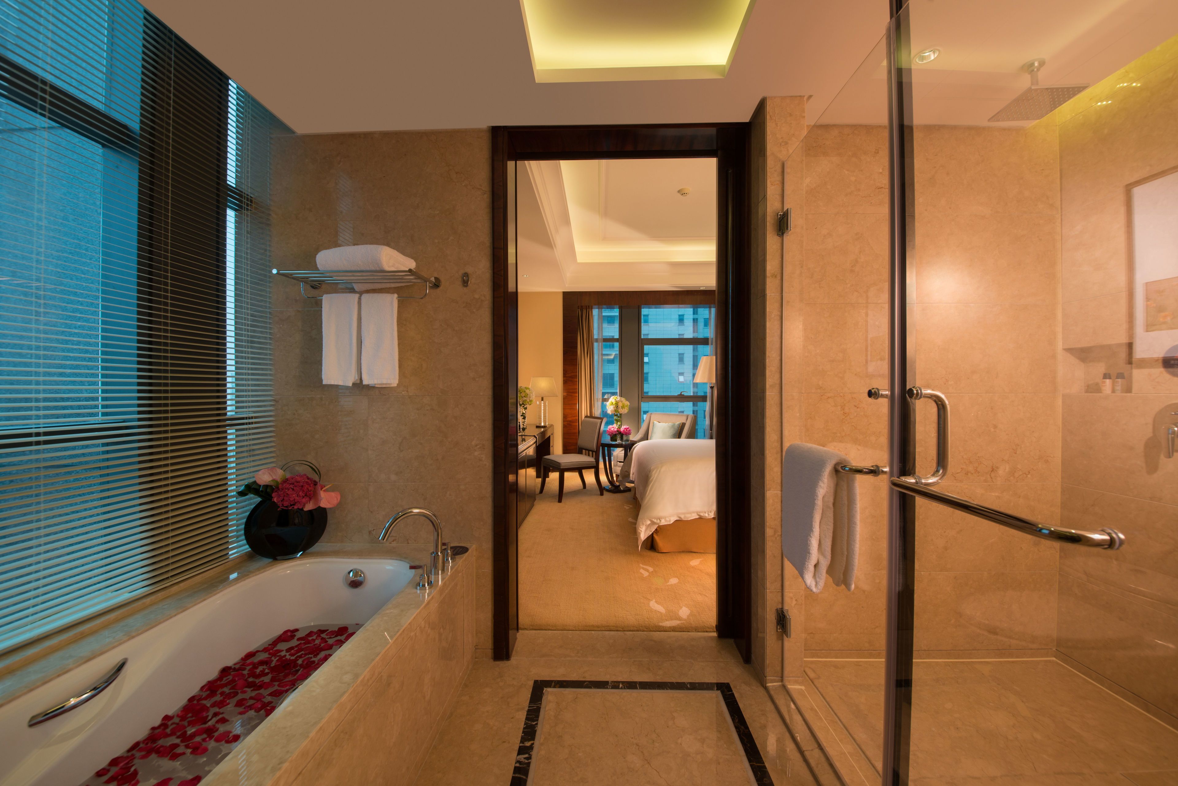 executive suite room | minibar, laptop workspace, soundproofing, free cots/infant beds