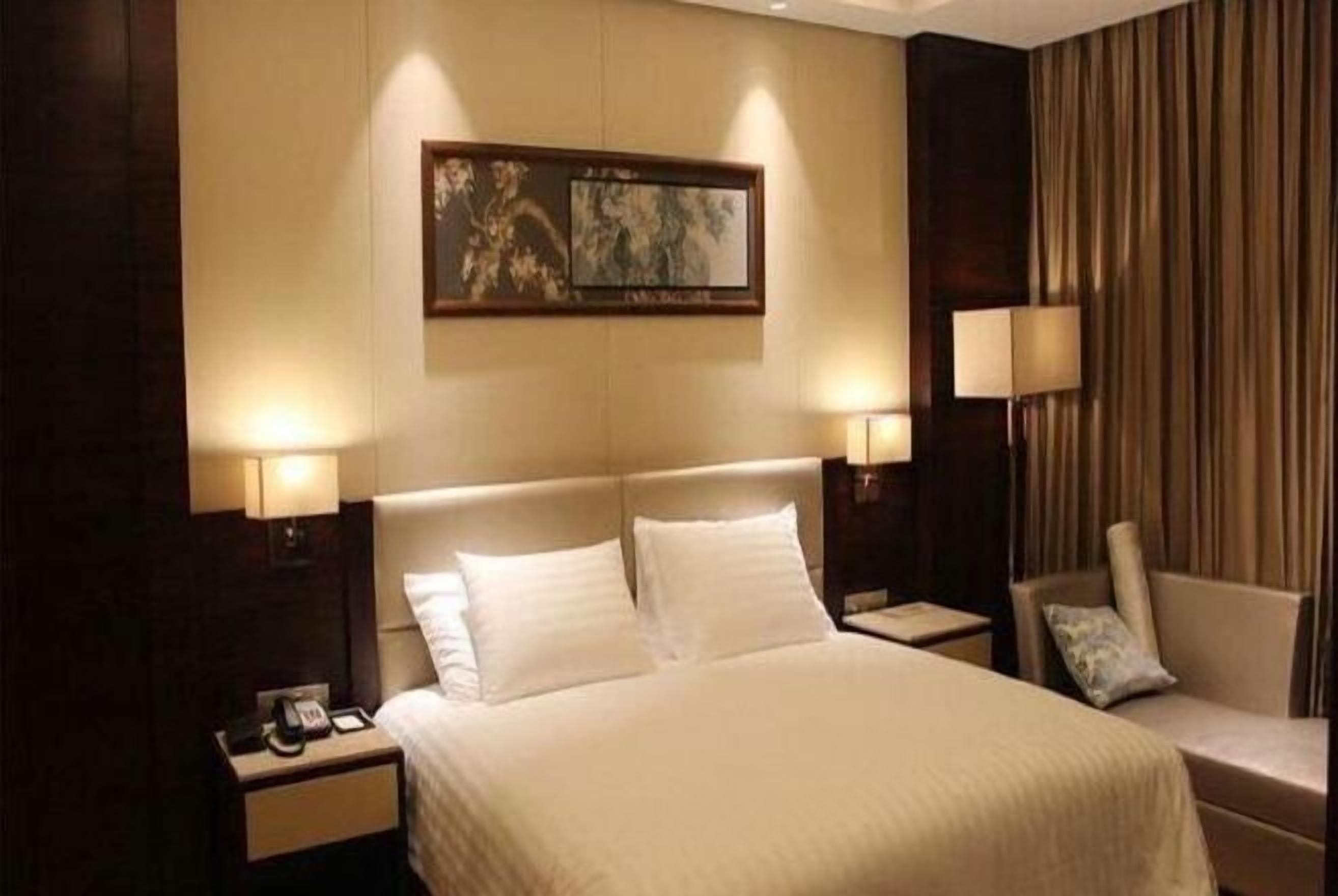 Minibar i espai de treball apte per a portàtils 