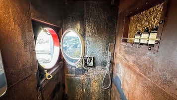 Exclusieve suite, 1 kingsize bed, bad, uitzicht op het water | Badkamer | Een aparte badkuip en douche, een regendouche, designer toiletartikelen