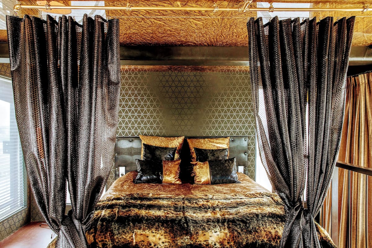 Design Suite, Tower (Mystique) | 1 bedroom, Egyptian cotton sheets, premium bedding, Select Comfort beds