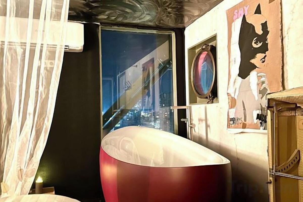 Badkamer | Een aparte badkuip en douche, een bubbelbad, een regendouche