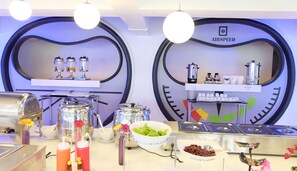 Breakfast, lunch and dinner served - Sunny Residence (Bangkok)