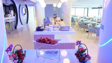 Phục vụ bữa sáng, bữa trưa và bữa tối