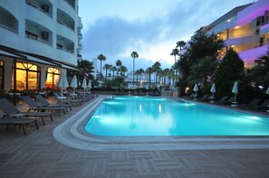 Outdoor pool, pool umbrellas, sun loungers - Hotel My Dream (Marmaris)