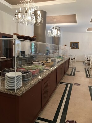 含每日吃到飽自助式早餐