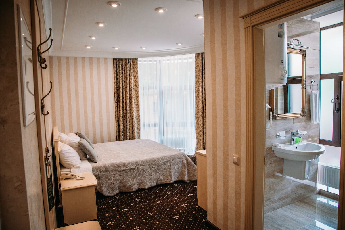 Hypo-allergenic bedding, in-room safe, desk, soundproofing