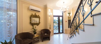 Vintage Hotel on French Boulevard