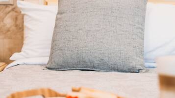 Daily continental breakfast (UAH 160 per person)