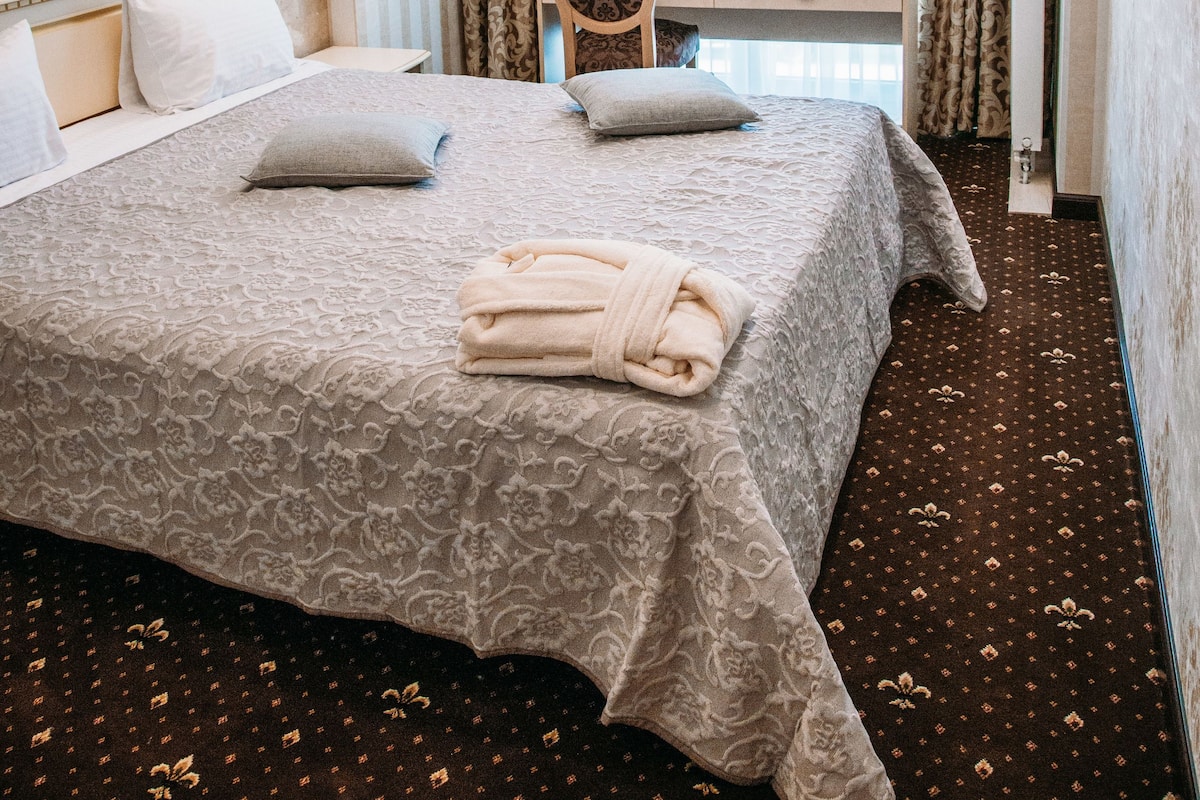 Hypo-allergenic bedding, in-room safe, desk, soundproofing