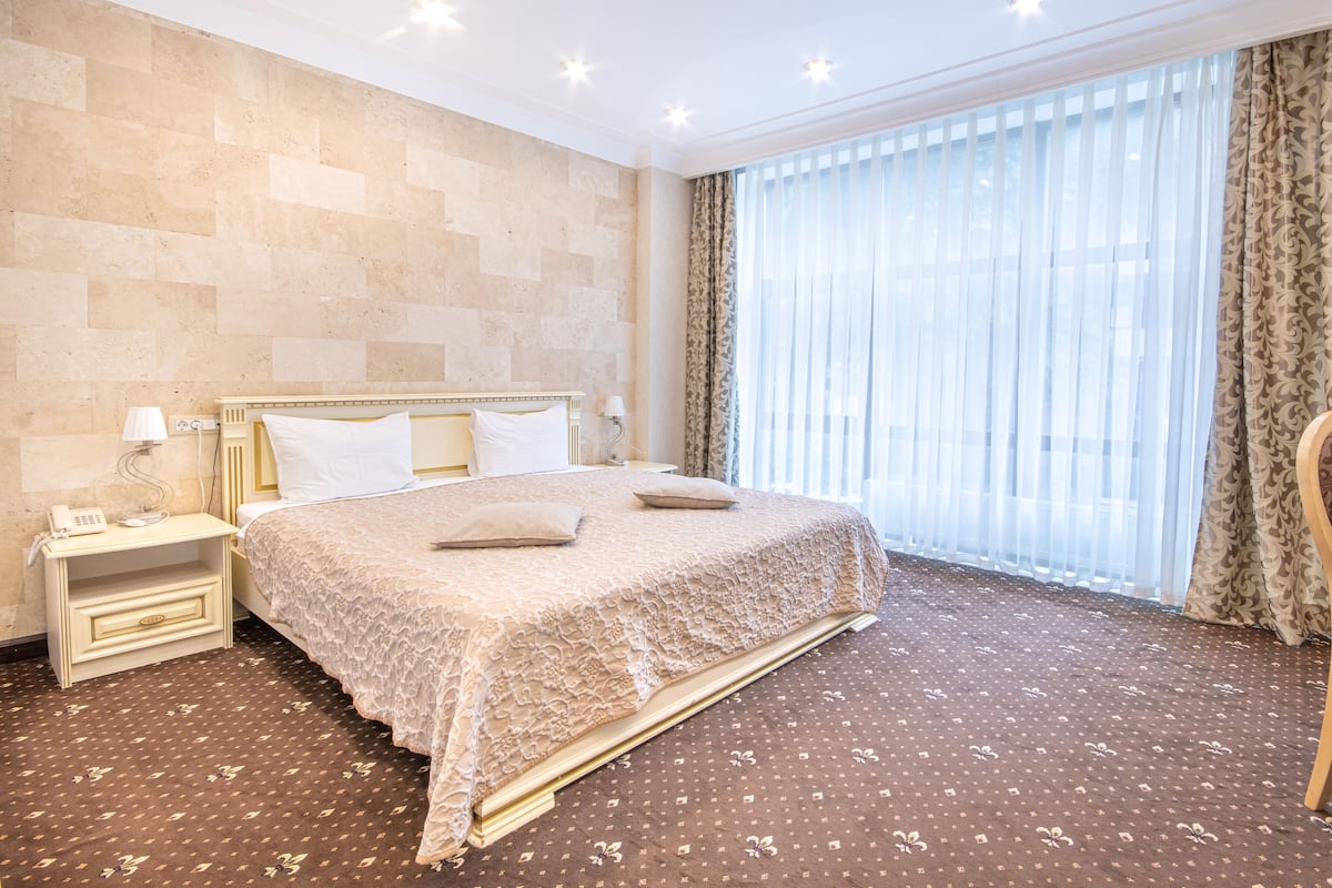 Hypo-allergenic bedding, in-room safe, desk, soundproofing