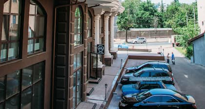 Vintage Hotel on French Boulevard