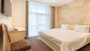 Standard Double or Twin Room | Hypo-allergenic bedding, in-room safe, desk, soundproofing