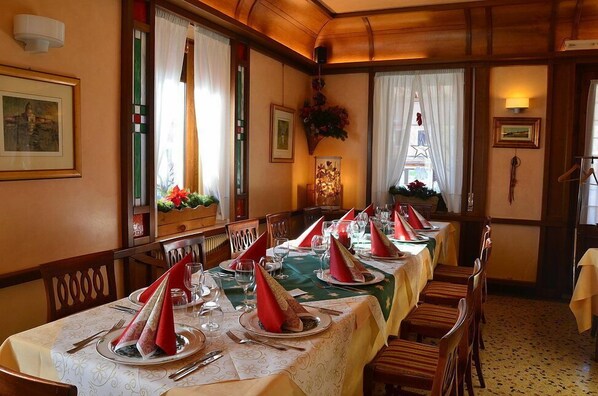 Petit déjeuner et déjeuner servis sur place, spécialités Cuisine locale