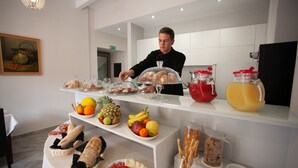 A buffet setup with various food items and beverages. - Residenza Le due Sicilie (Tropea)