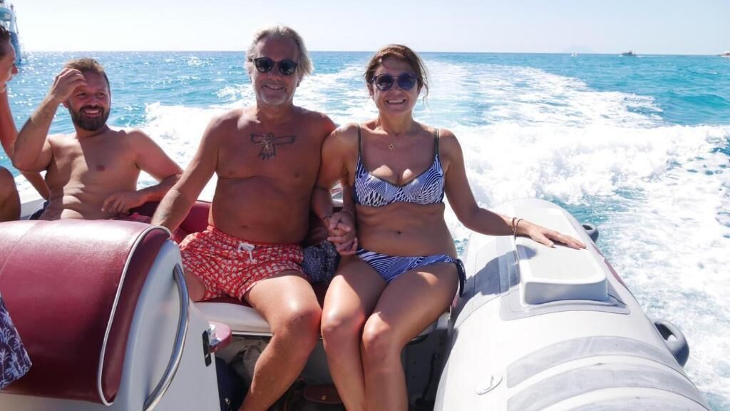 Drei Personen in einem Boot mit Blick auf den Ozean.