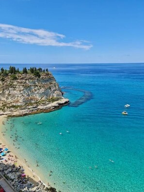 高級寝具、ミニバー、セーフティボックス (室内)、デスク