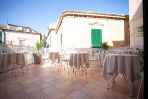 朝食 (イングリッシュ ブレックファスト)、毎日提供 (無料)