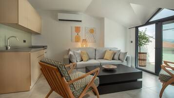 Loft superior, 2 habitaciones, hidromasaje, en edificio contiguo | Cocina privada | Frigobar, plancha de cocina y utensilios de cocina