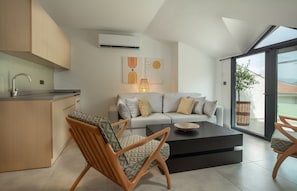 Superior Loft, 2 Bedrooms, Jetted Tub, Annex Building | Private kitchen