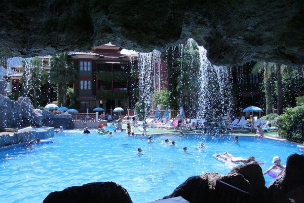 Piscina a l'aire lliure de temporada (horari: 08:00-18:00) i para-sols