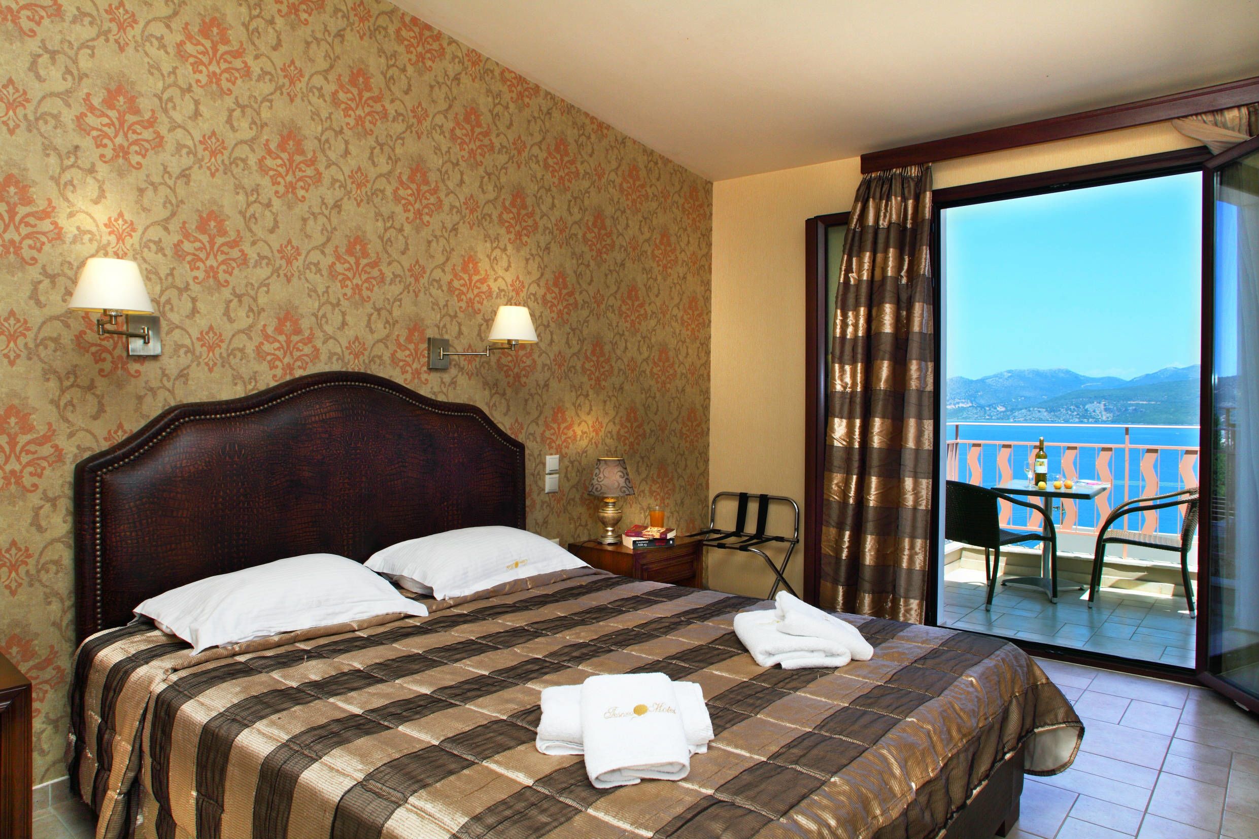 Double Room | Minibar, in-room safe, desk, soundproofing