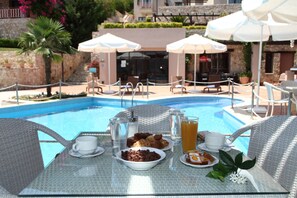 Déjeuner et dîner servis sur place