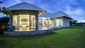 2 Bedroom Executive Villa | Zimmersafe, Schreibtisch, Zustellbetten, kostenloses WLAN