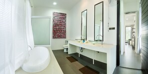 2 Bedroom Executive Villa | Bathroom | Free toiletries, hair dryer, towels - Lucerne Resort Khao Yai (Pak Chong)